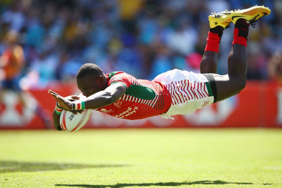 Dagli scontri di gioco all’attitudine al volo: Bush Mwale, del Kenya, si tuffa per schiacciare la palla in meta (Getty Images)